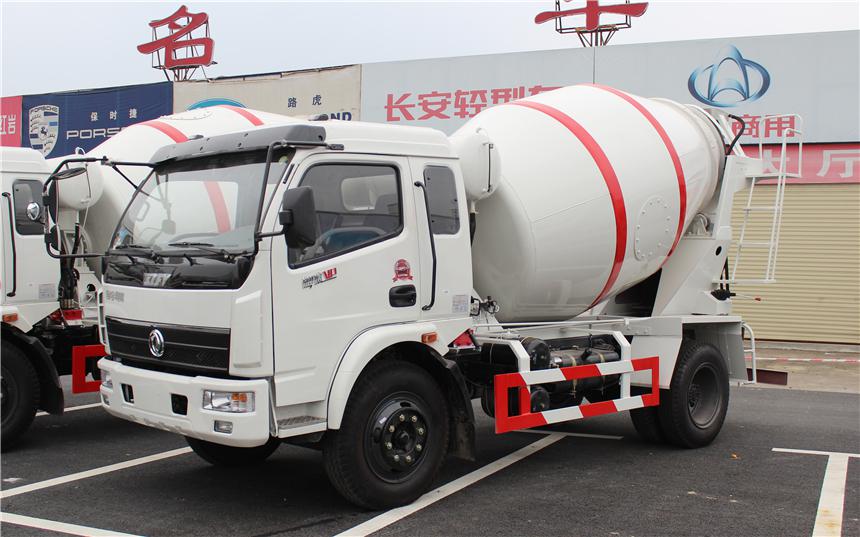東風(fēng)4方混凝土攪拌車(chē)近距離側(cè)面圖片