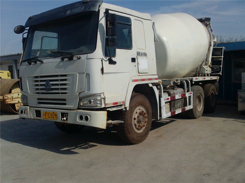 重汽攪拌車(chē)展示圖3