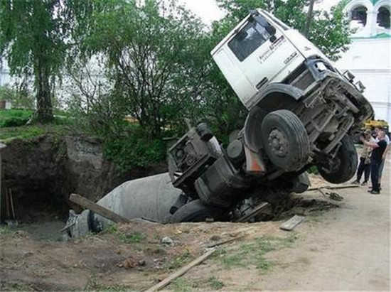 滿載水泥攪拌車不小心掉進巨坑里，最后還得司機還得掏錢維修！
