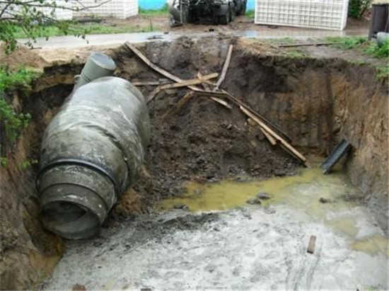 滿載水泥攪拌車不小心掉進巨坑里，最后還得司機還得掏錢維修！