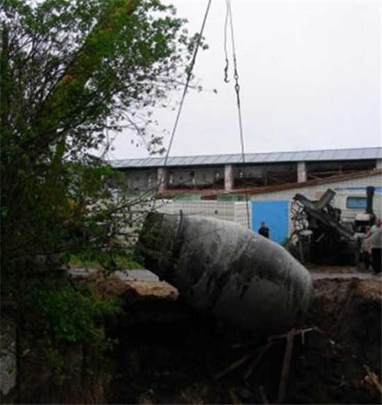 滿載水泥攪拌車不小心掉進巨坑里，最后還得司機還得掏錢維修！