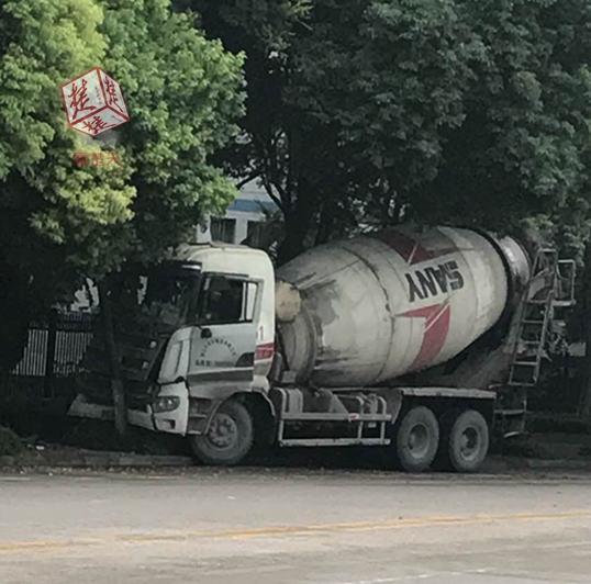 司機(jī)通宵工作開車打瞌睡 攪拌車失控竄上人行道