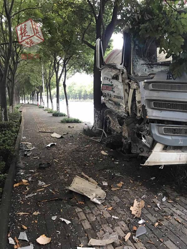 司機(jī)通宵工作開車打瞌睡 攪拌車失控竄上人行道