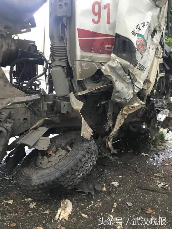 水泥攪拌車撞樹現(xiàn)場 通訊員程仁斌攝